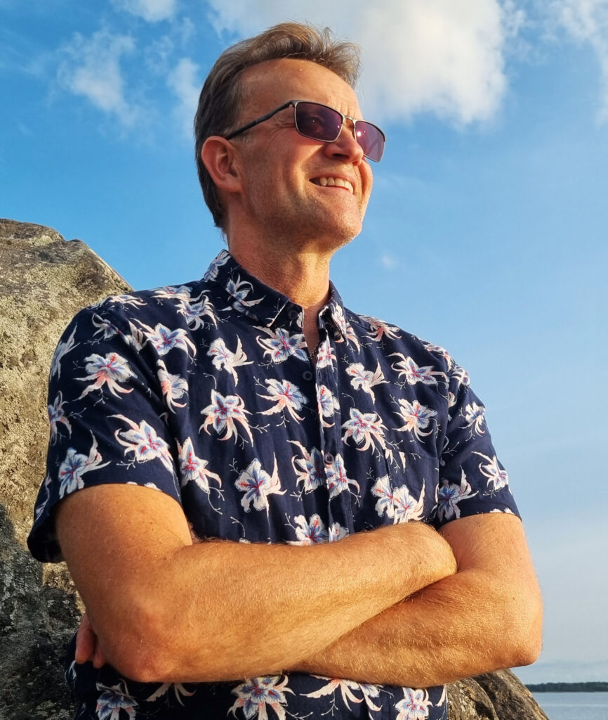 Kaj Frilund. Laulu, kitara ja huuliharppu.