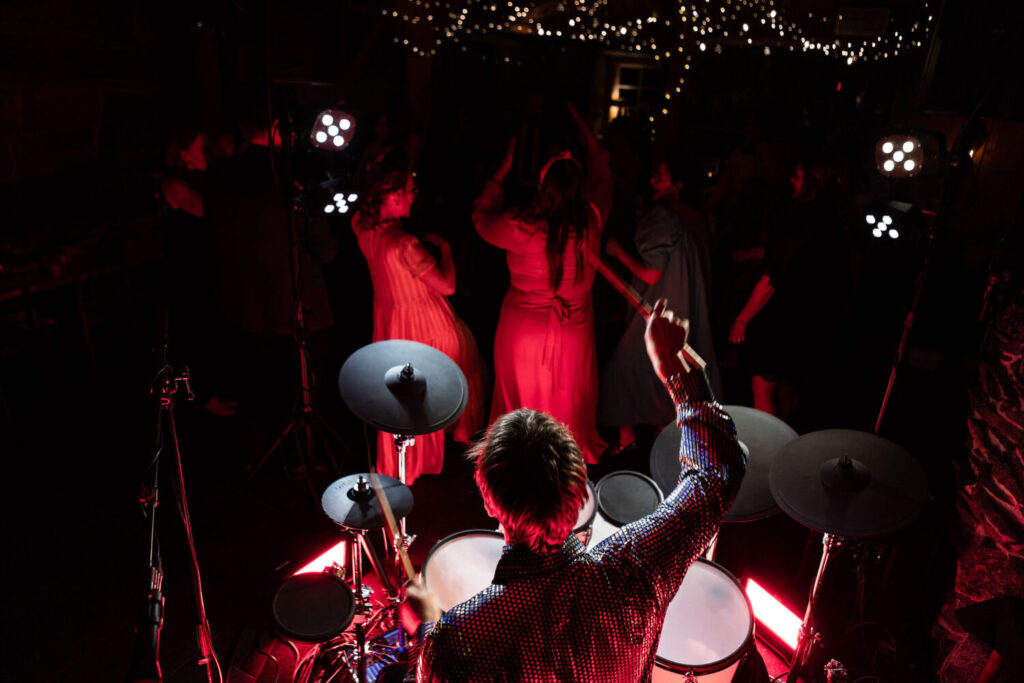 Unohda perinteinen DJ tai bilebändi. Tilaa Bilerumpali!